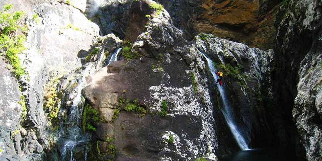 Canyoning cascade tamarind falls nature hiking trip mauritius (10)
